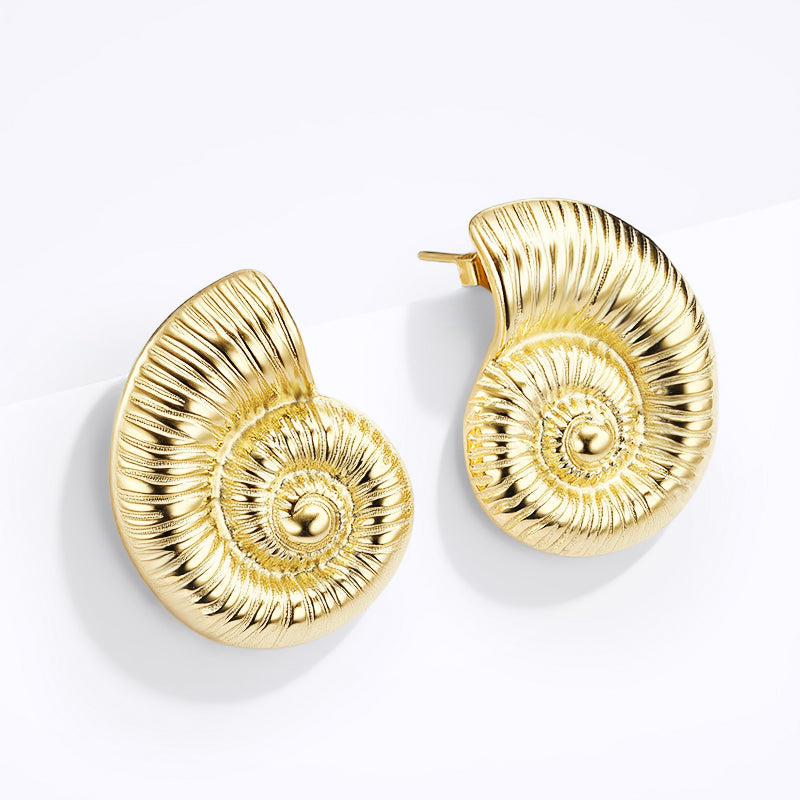 Gold Seashell Earrings / Boucles d'oreilles