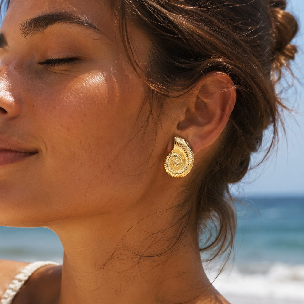 Gold Seashell Earrings / Boucles d'oreilles